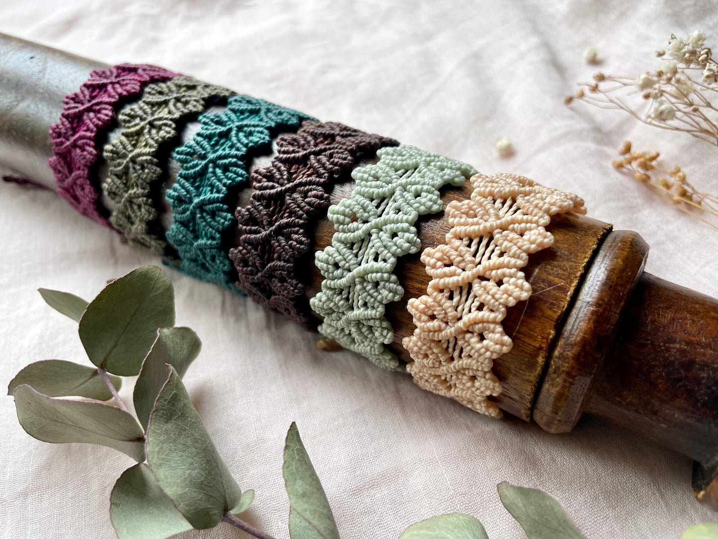 Pulseras de hilo en varios colores