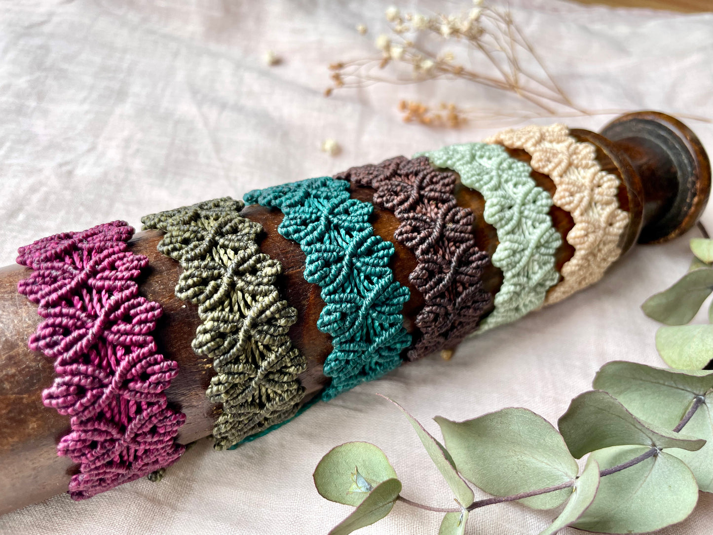 Pulseras de hilo en varios colores