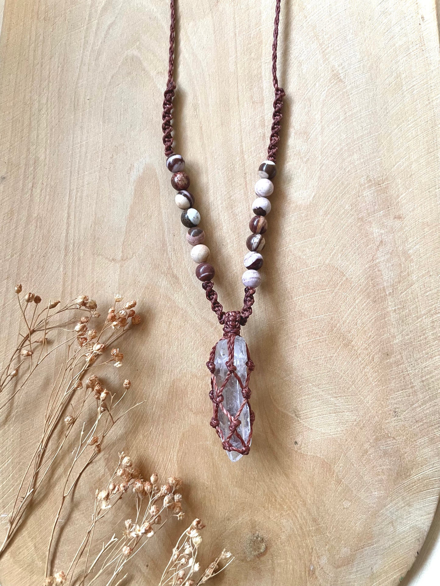 Amuleto punta de cuarzo con jaspe