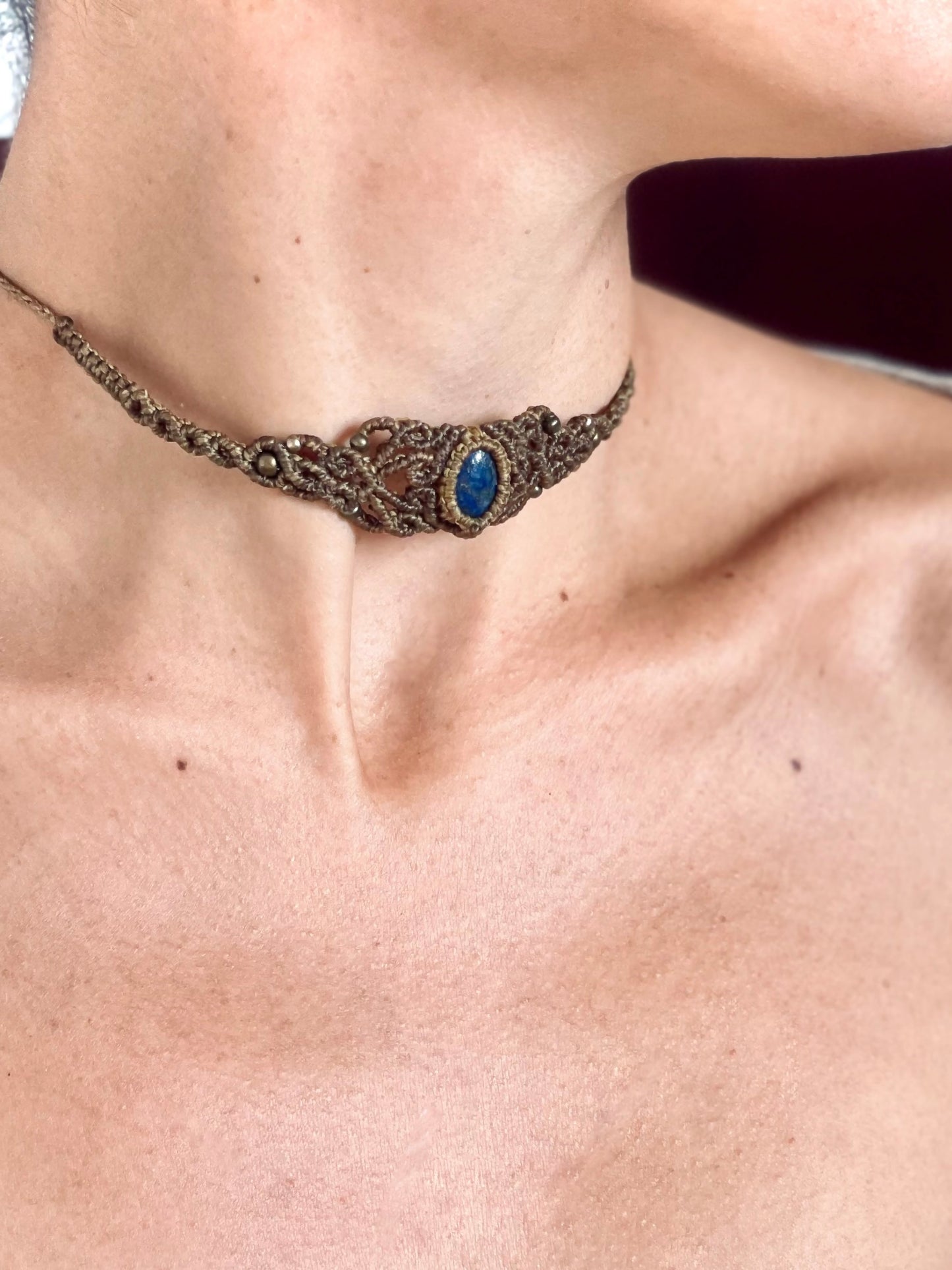 Gargantilla o tiara con lapislázuli