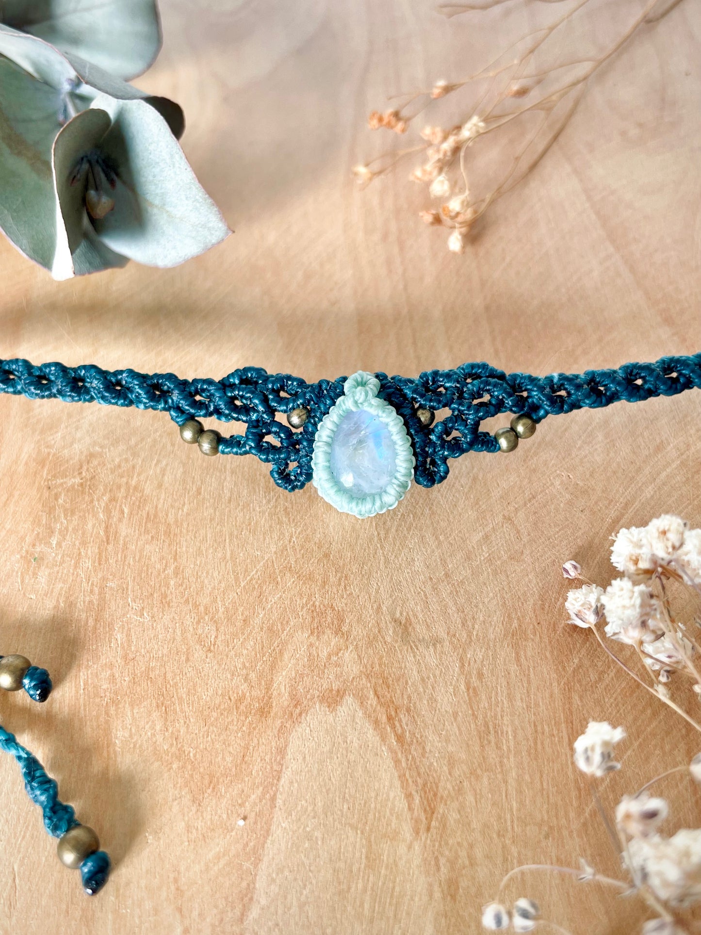 Gargantilla o Tiara azul con piedra de Luna