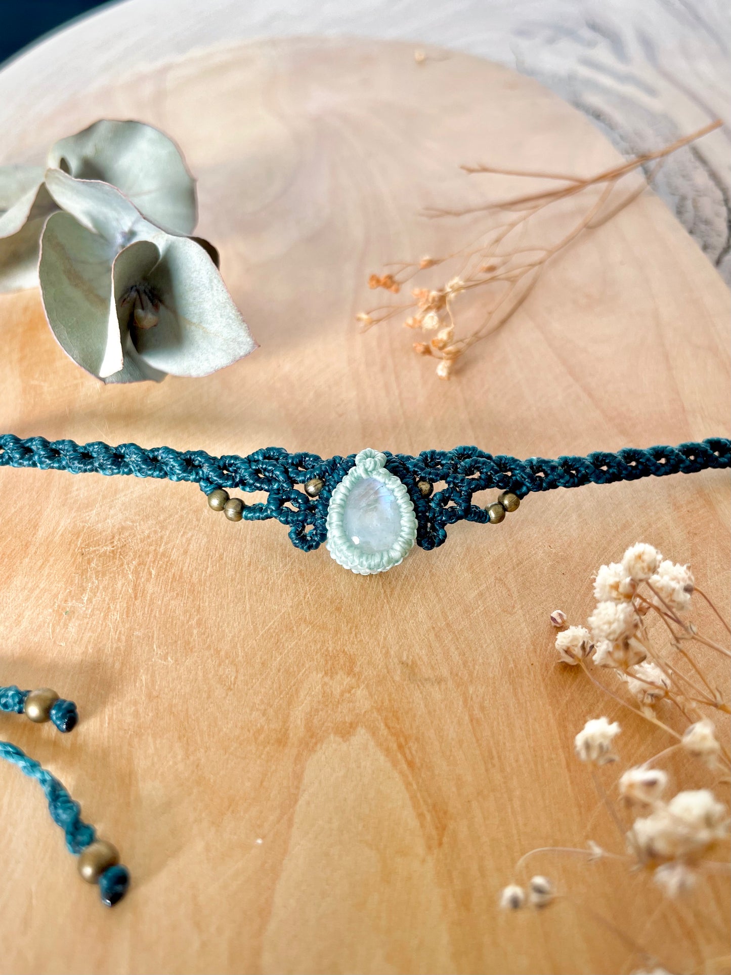 Gargantilla o Tiara azul con piedra de Luna