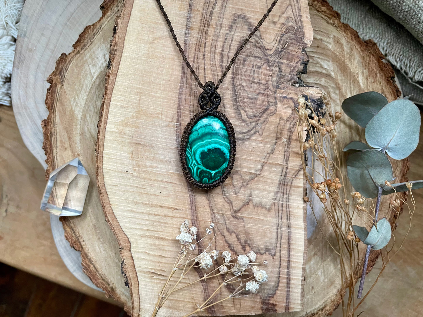 Colgante de hilo verde con malaquita