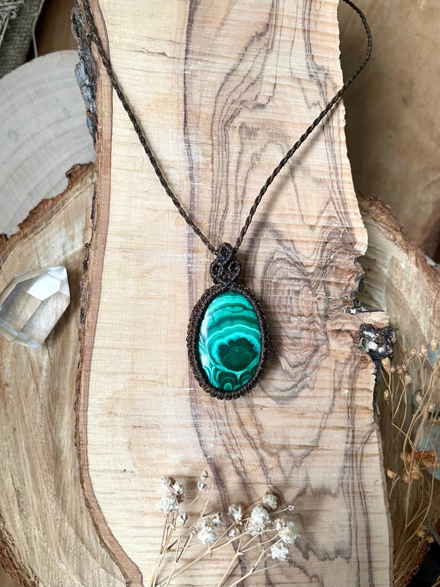 Colgante de hilo verde con malaquita