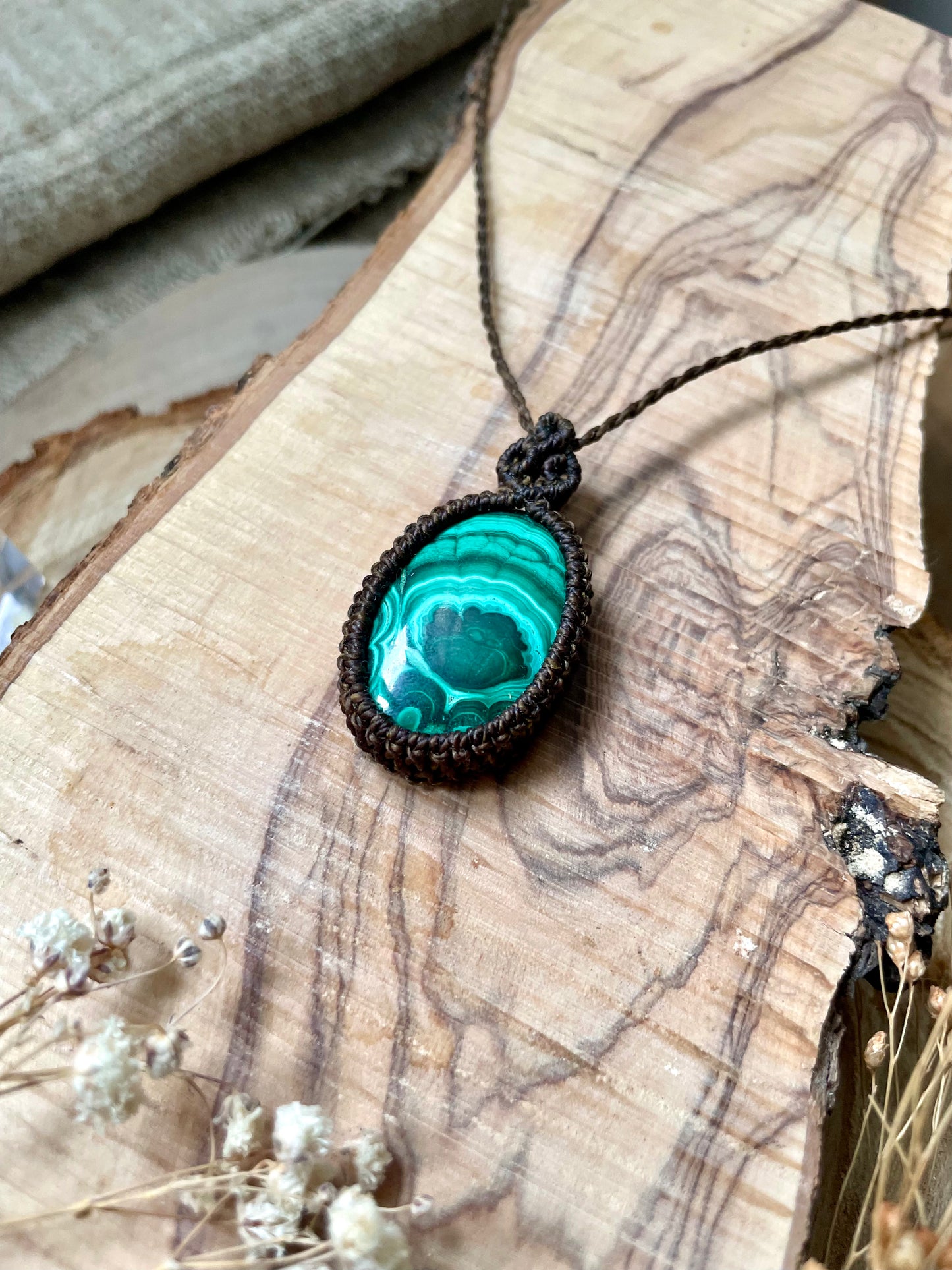 Colgante de hilo verde con malaquita