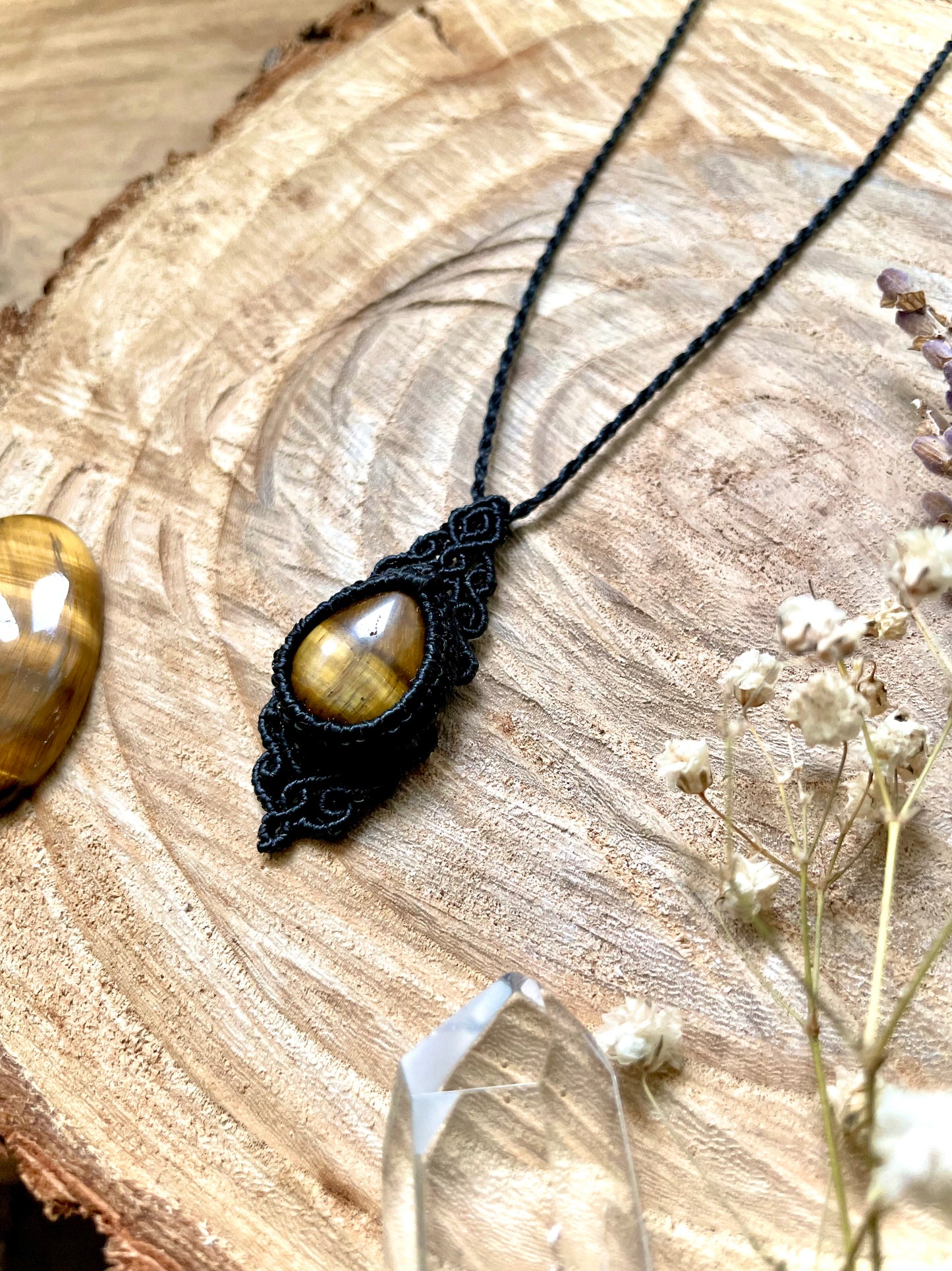 Colgante de ojo de tigre con tejido negro