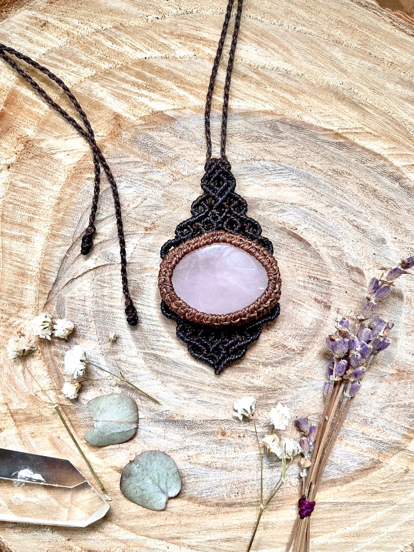 Colgante de cuarzo rosa en tonos marrones