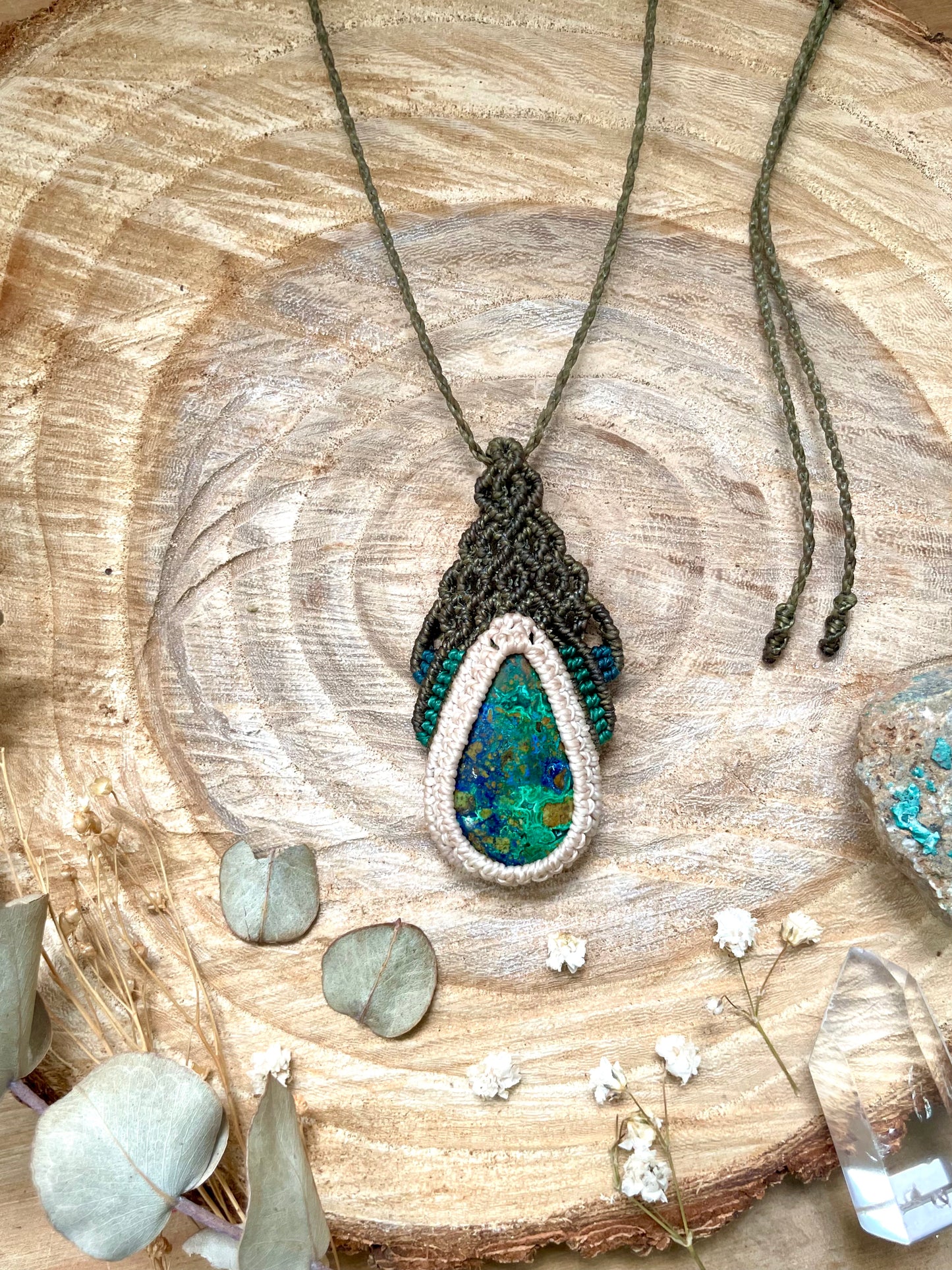 Colgante de Azurita con tejido en verde oliva