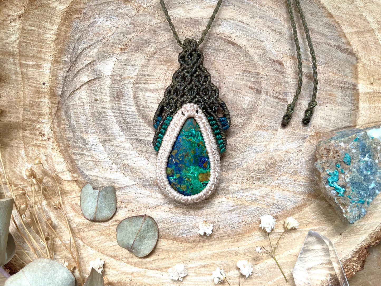 Colgante de Azurita con tejido en verde oliva