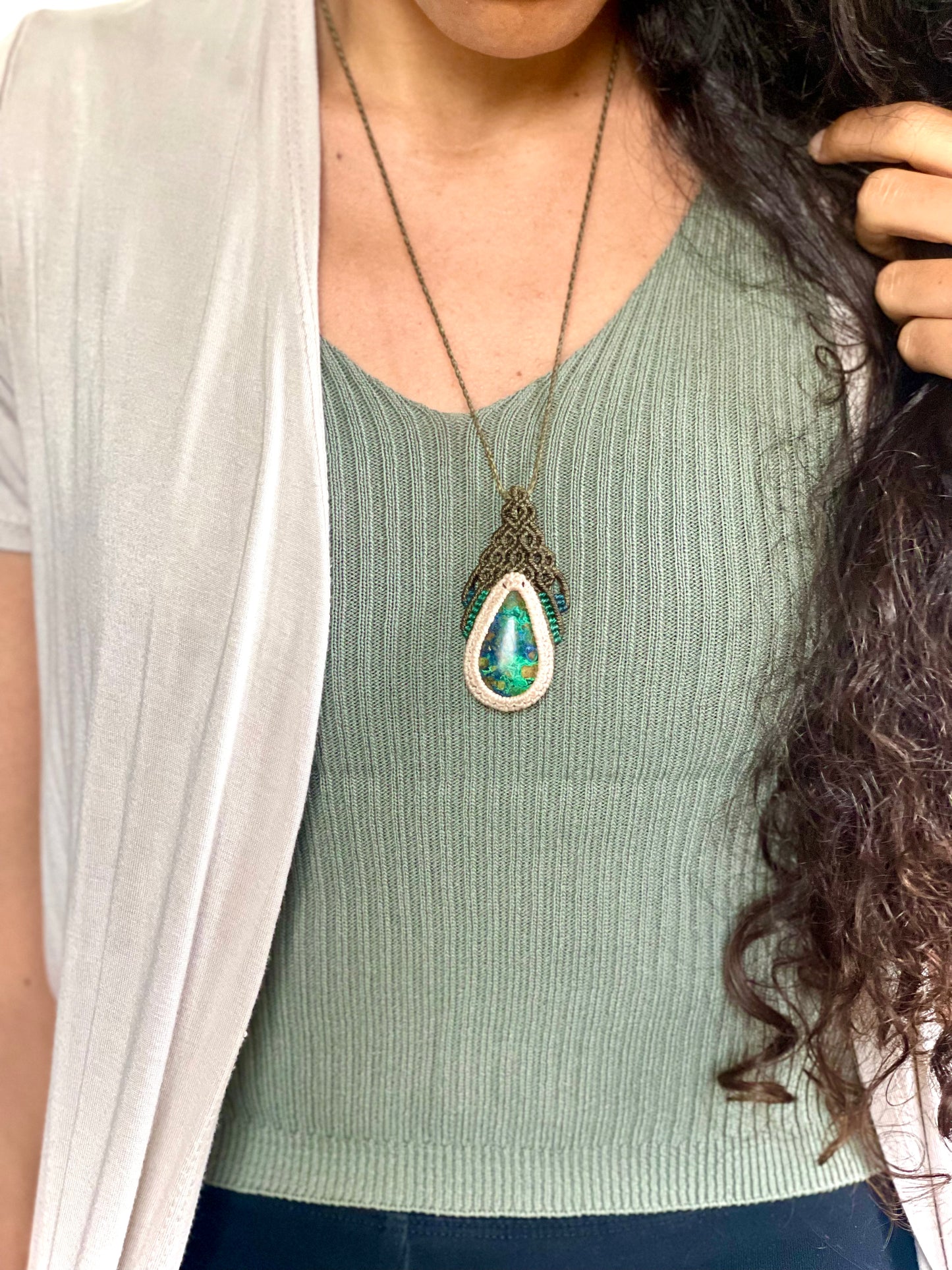 Colgante de Azurita con tejido en verde oliva
