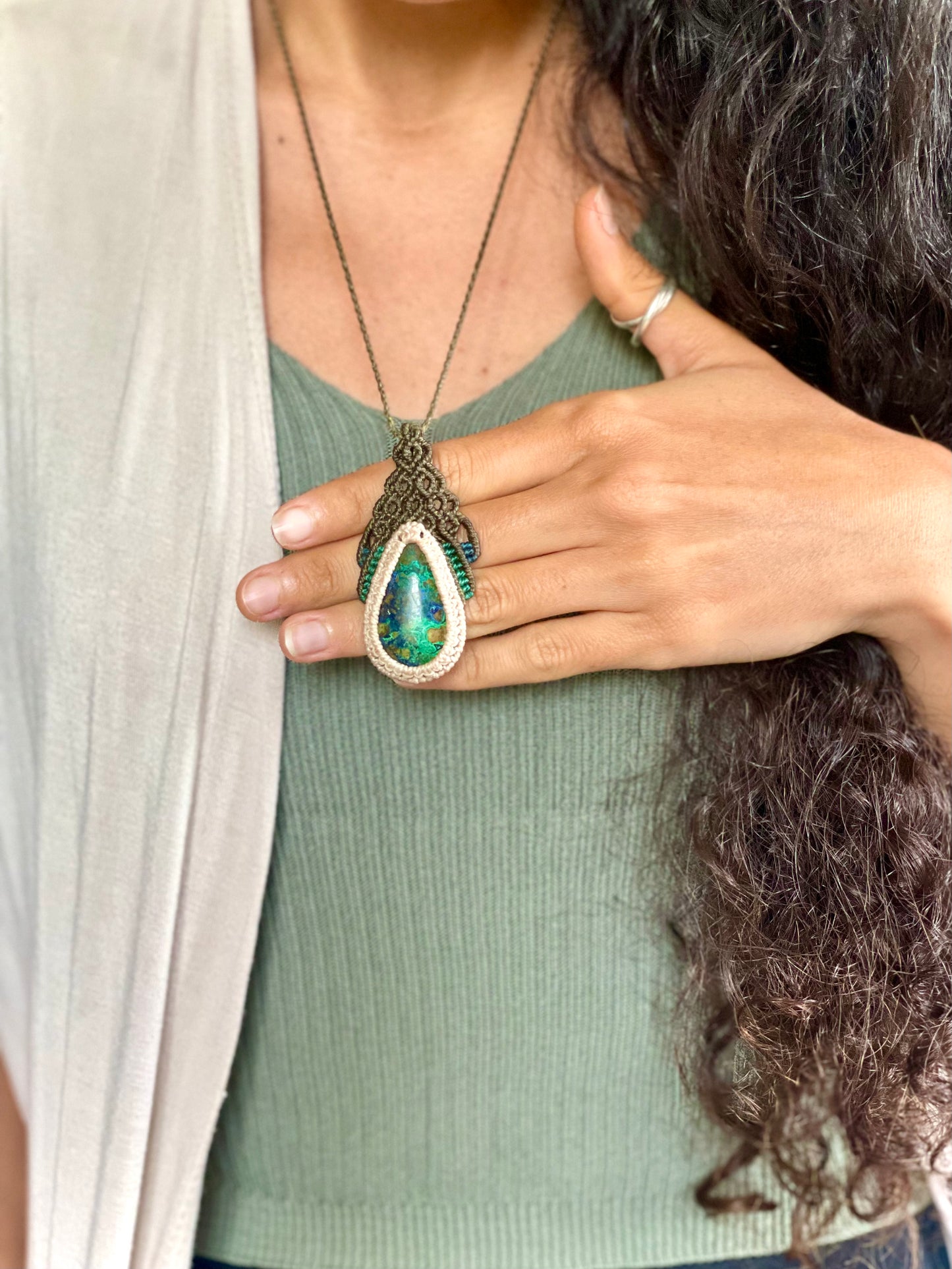 Colgante de Azurita con tejido en verde oliva