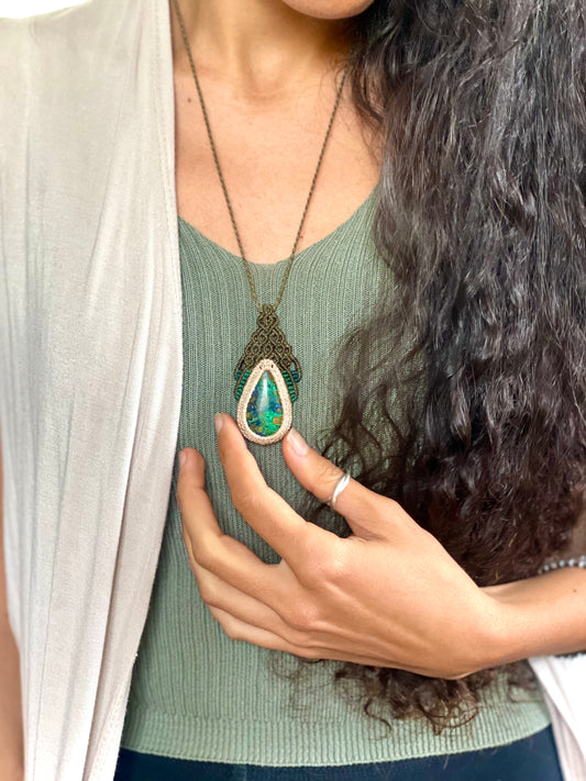 Colgante de Azurita con tejido en verde oliva