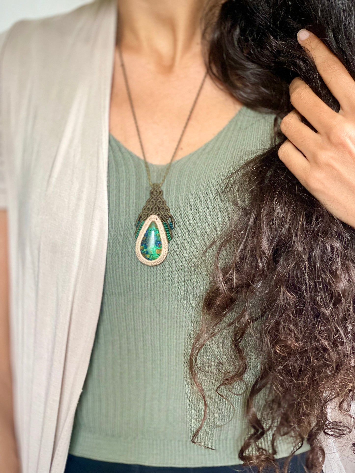 Colgante de Azurita con tejido en verde oliva