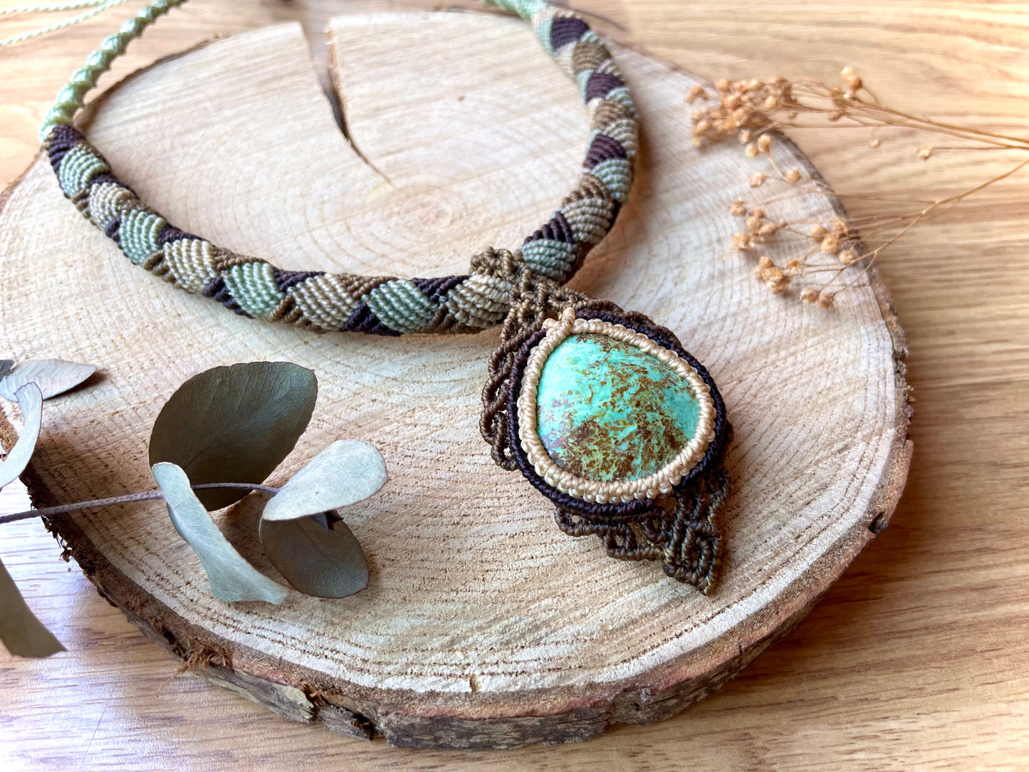 Collar con gargantilla tubular de turquesa americana