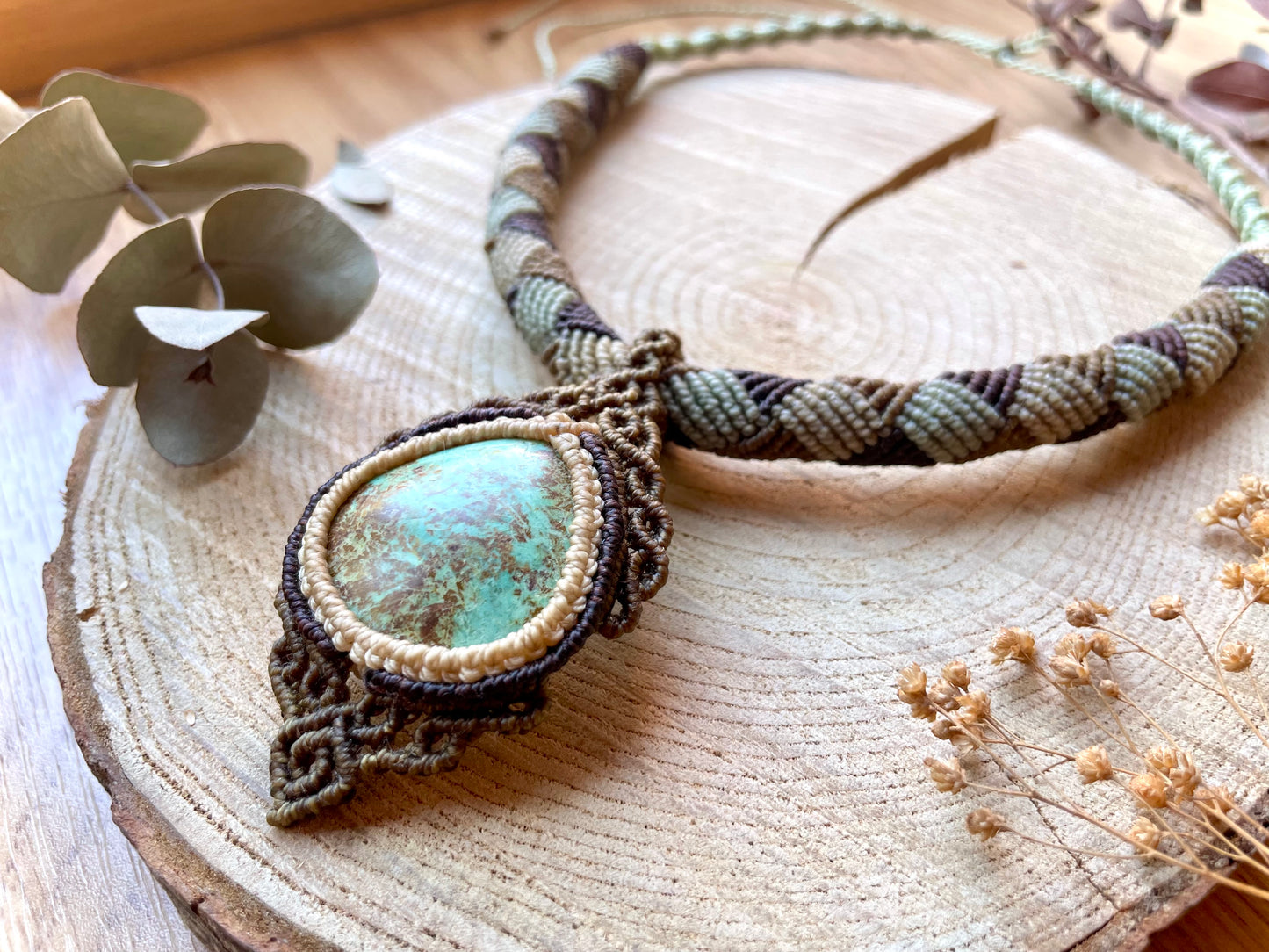 Collar con gargantilla tubular de turquesa americana