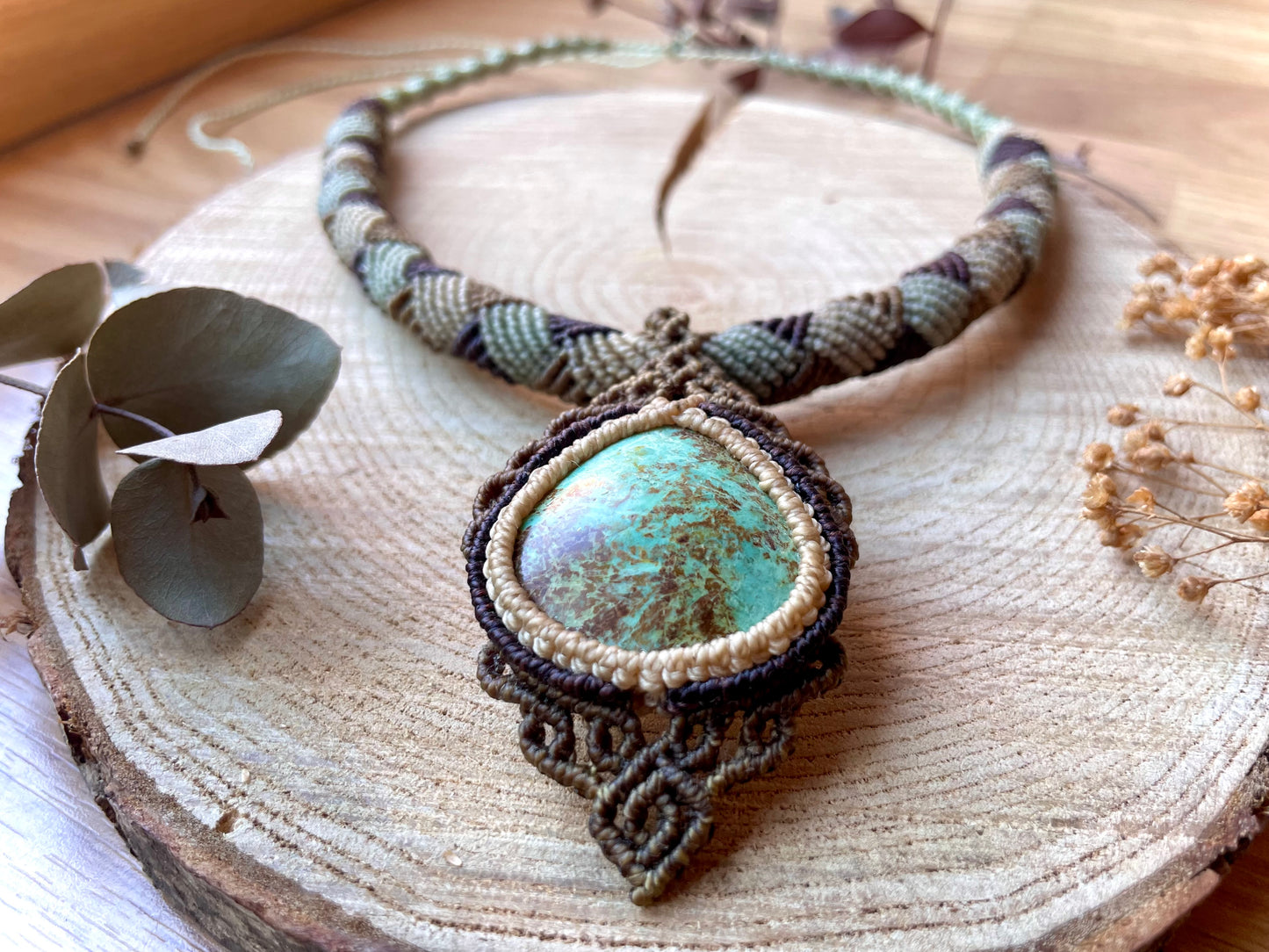 Collar con gargantilla tubular de turquesa americana