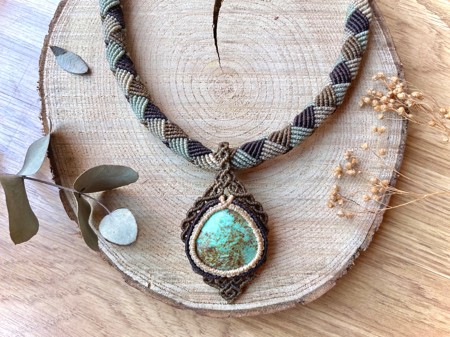 Collar con gargantilla tubular de turquesa americana