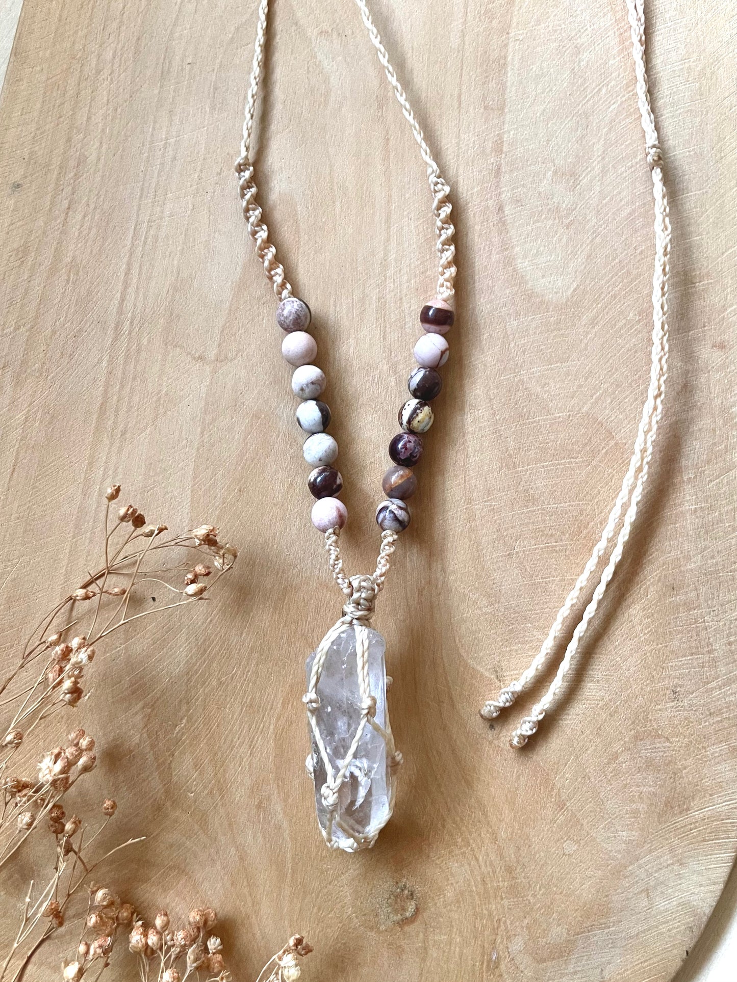 Amuleto punta de cuarzo con jaspe