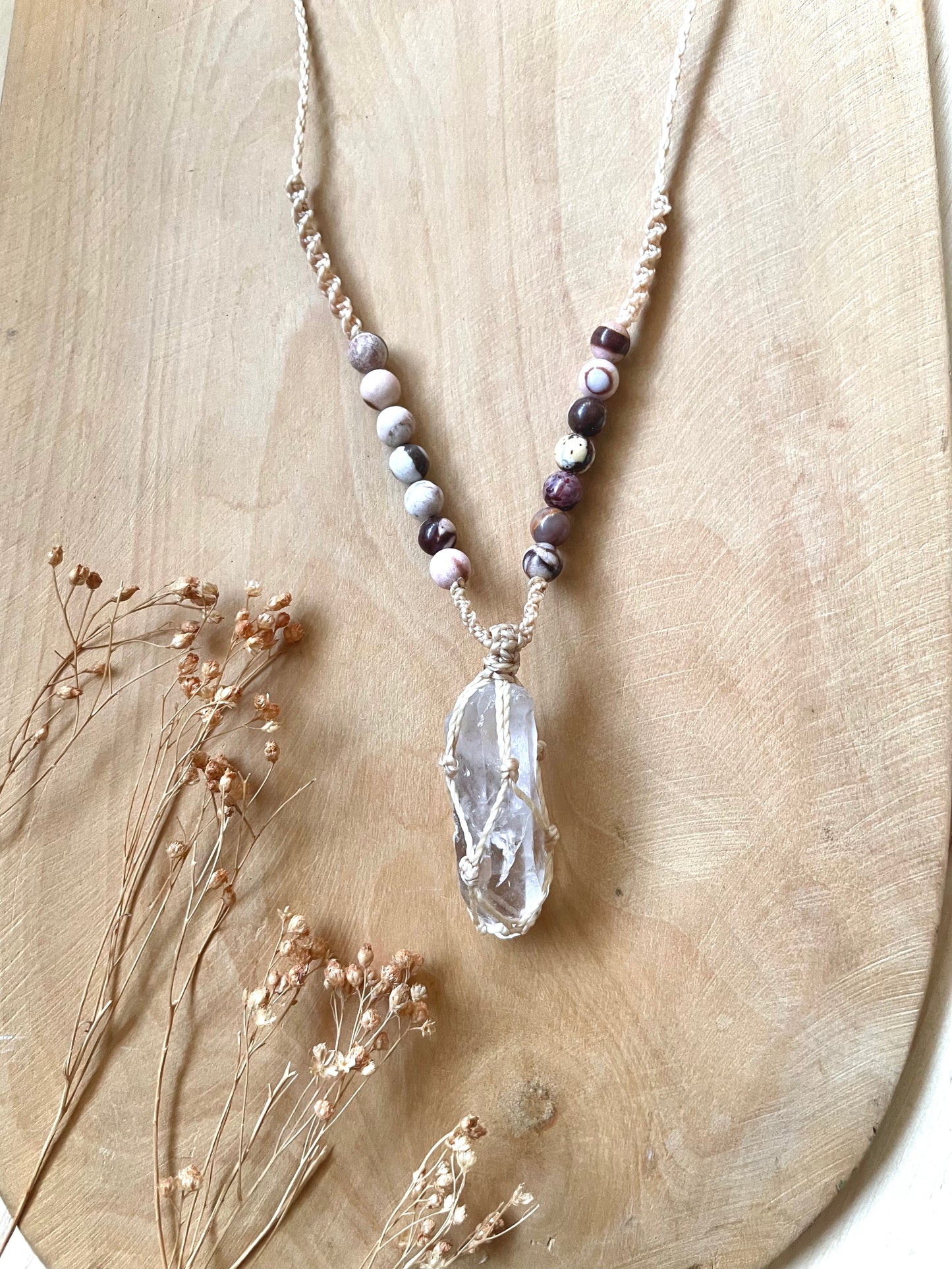 Amuleto punta de cuarzo con jaspe